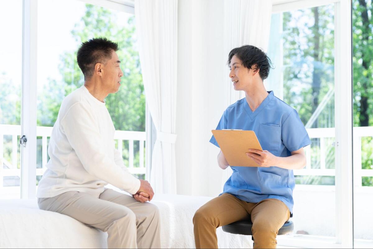 胃カメラで鎮静剤を使用するデメリットの説明を受ける様子