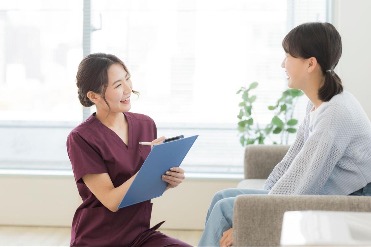 女性スタッフに恥ずかしいと感じていることを相談する女性