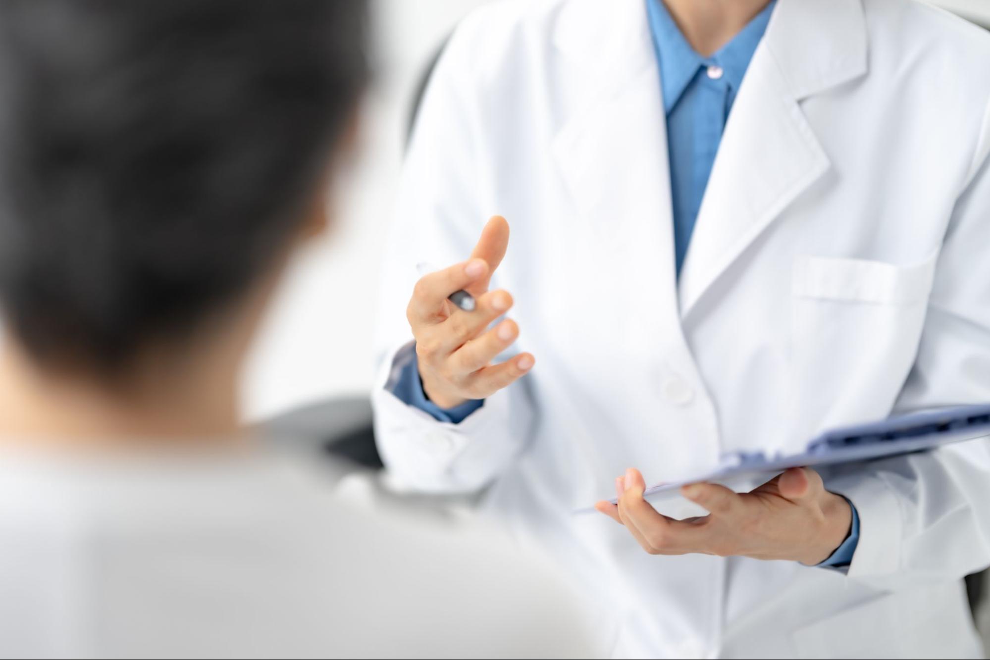 内視鏡検査について説明を受けている様子