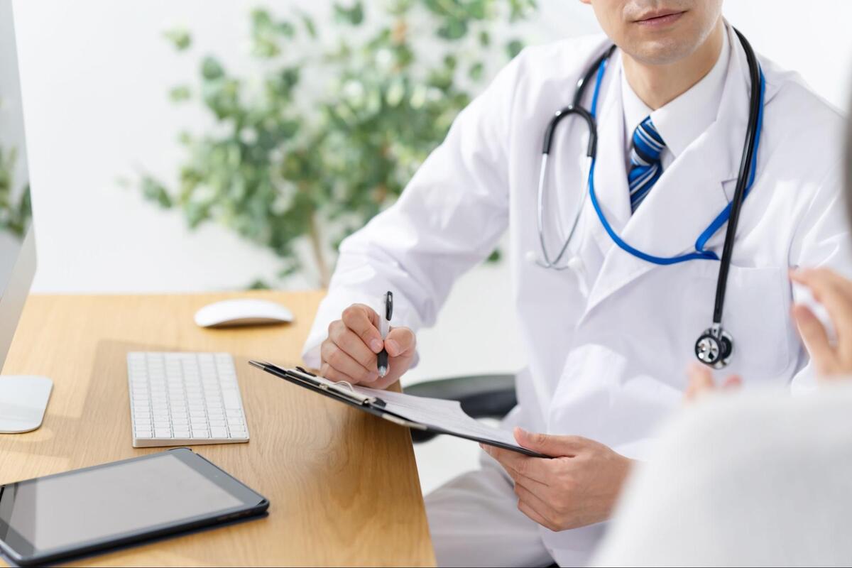 医師が胃カメラの検査内容を説明している様子