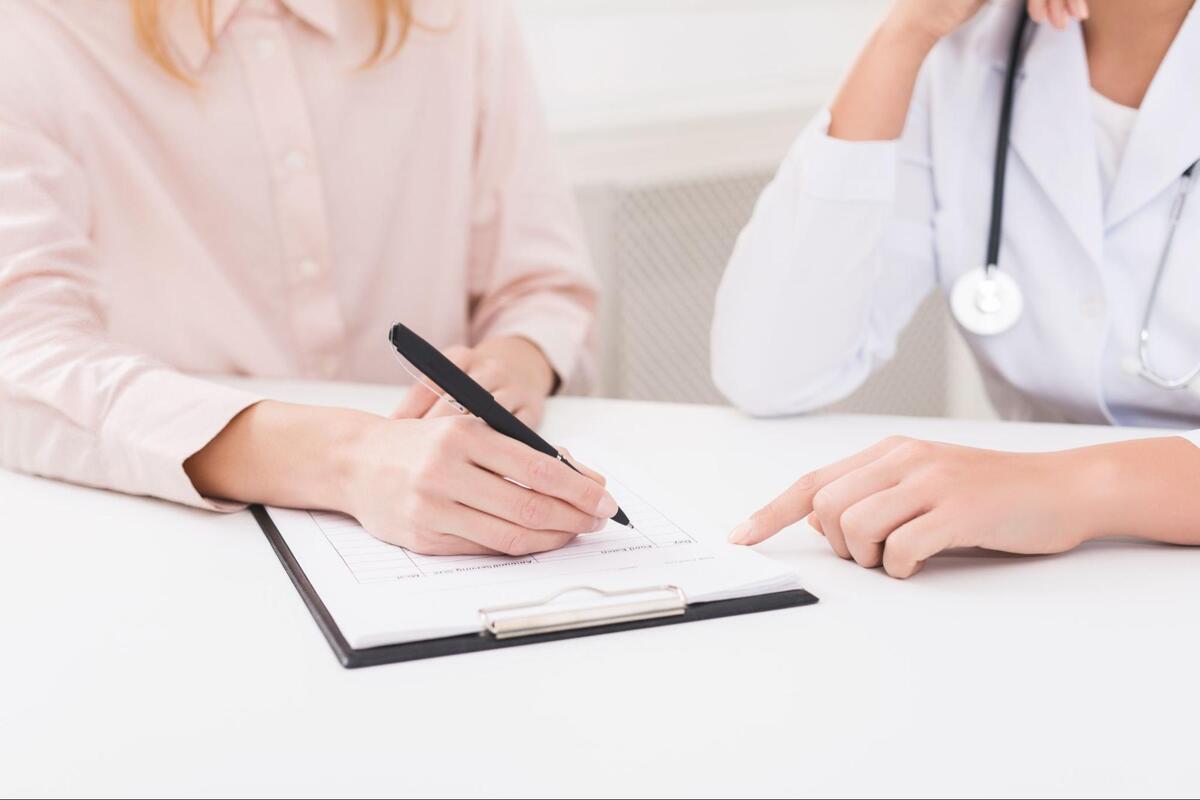 胃カメラ検査・病理検査について説明を受けている様子