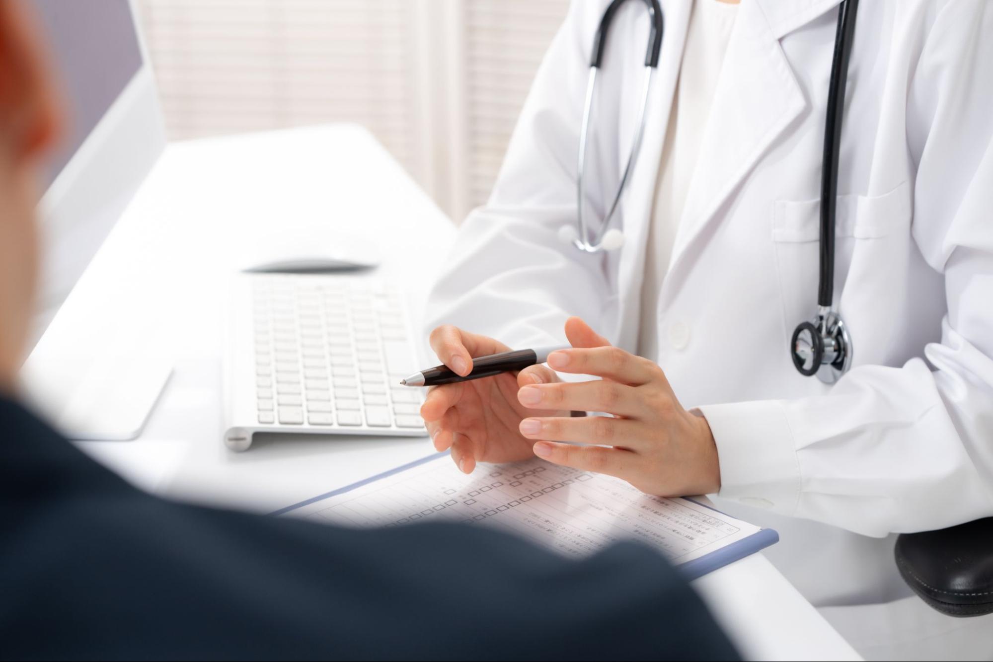 内視鏡検査の目的について説明を受けている