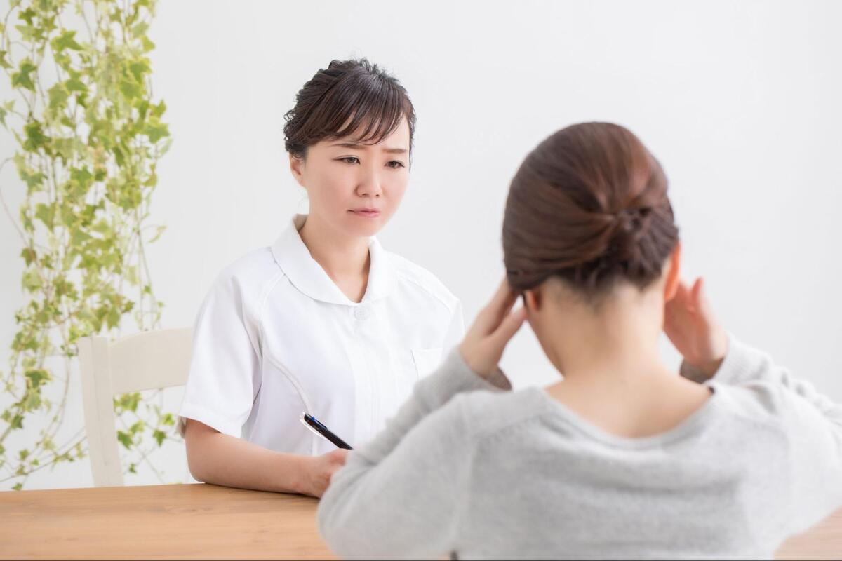 胃カメラへの不安や苦痛を相談する様子