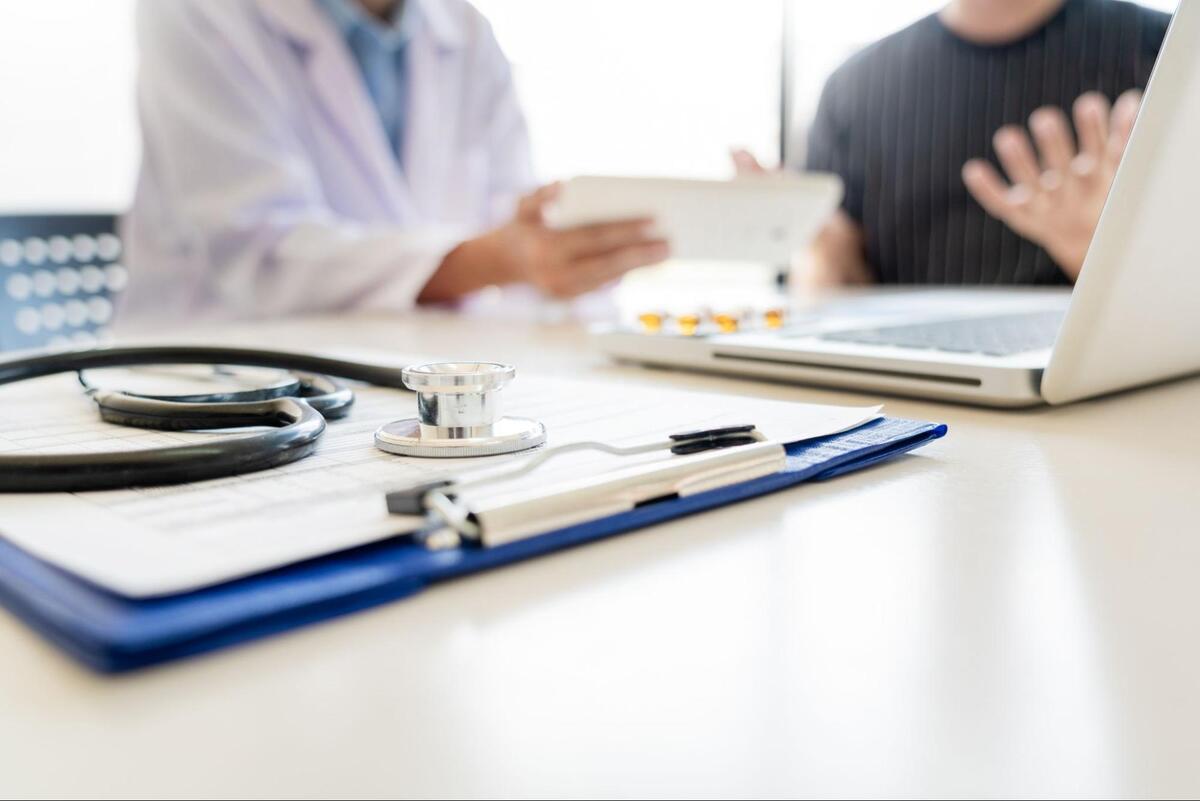 胃カメラ検査と胃バリウム検査の選び方について説明を受けている様子