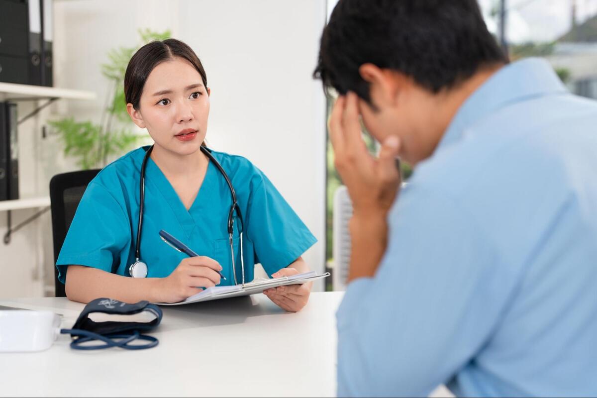 胃カメラの鎮静剤について医師に相談している様子