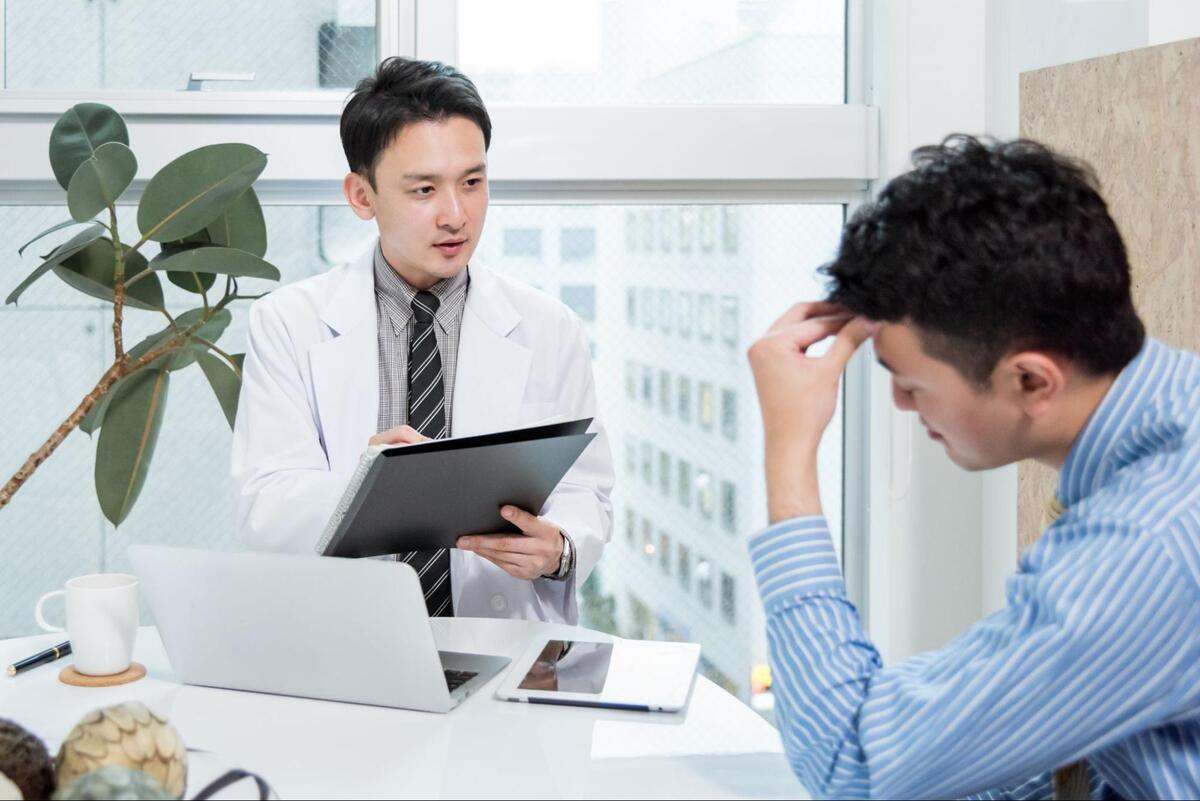 胃カメラへの不安を相談している様子