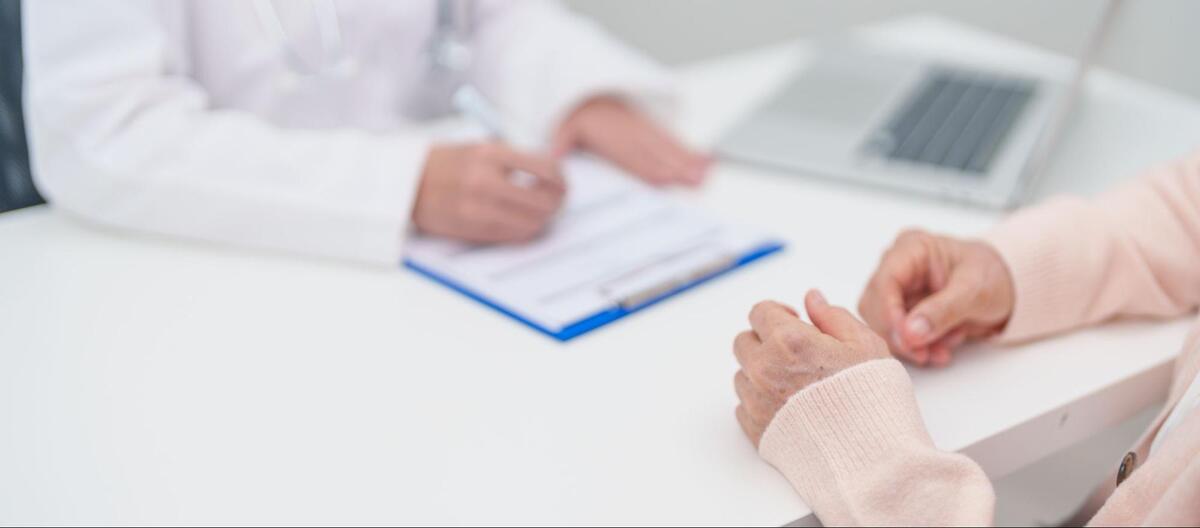 胃カメラで使用される鎮静剤の種類の説明を受けている様子