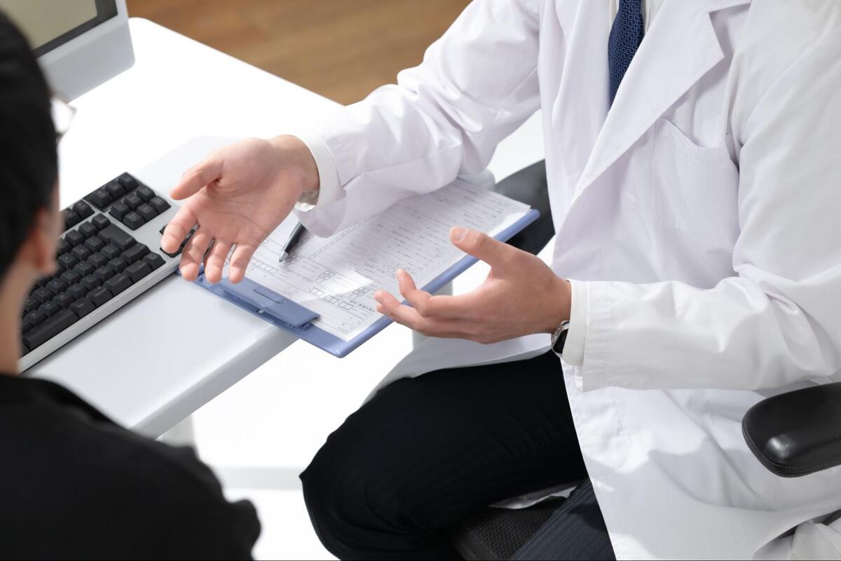 大腸内視鏡検査の組織採取について説明を受けている様子