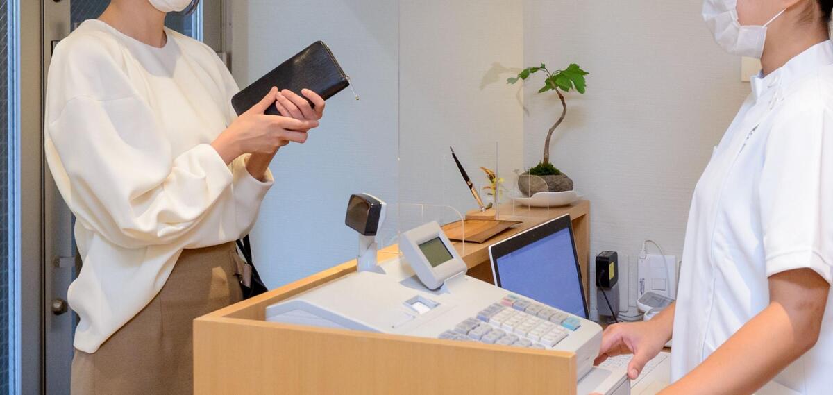 大腸内視鏡検査で組織採取をした後にお会計をしている